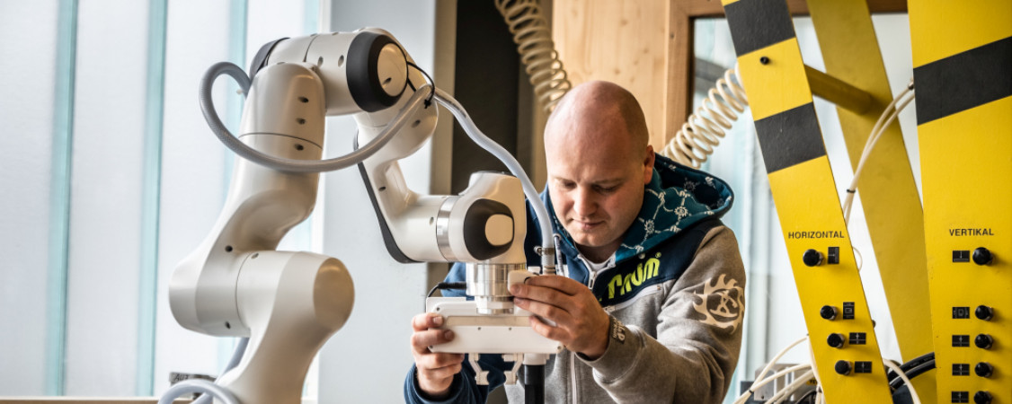 Cobots_erleichtern_den_Handwerker-Alltag_erheblich_Foto_TQ-Robotics_Franka_Emika_WEB