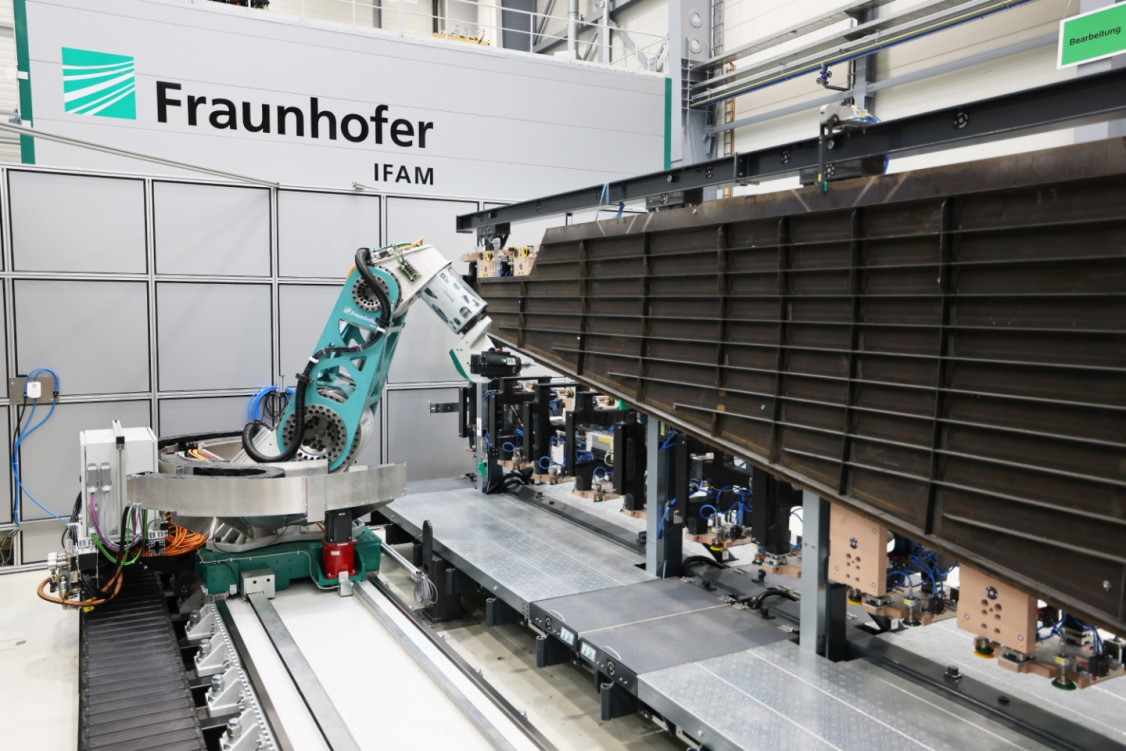 Fraunhofer IFAM flexible-Fraeskinematik-mit-Hybridantrieb-auf-einer-Linearachse