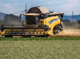 combine-harvester-5345557_1280_Thomas_edited