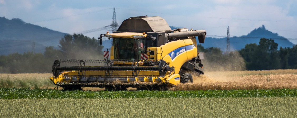 combine-harvester-5345557_1280_Thomas_edited